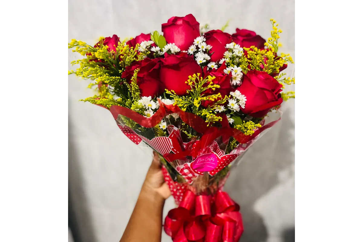 Buquê com 10 rosas vermelhas da Nina Cestas