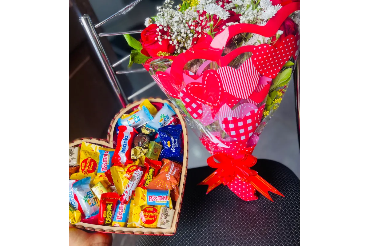 Buquê de Rosas com cesta sortida de chocolates da Nina Cestas